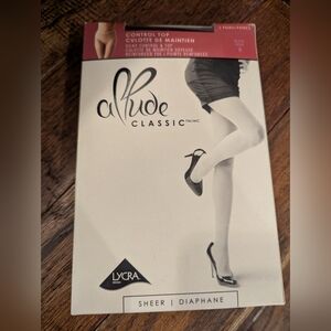 Allude Luxury Pantyhose, Control top Black includes 2 Pairs Size B New in box
